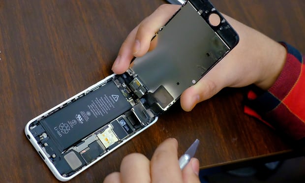 Apple apologises for slowing down older iPhones with ageing batteries